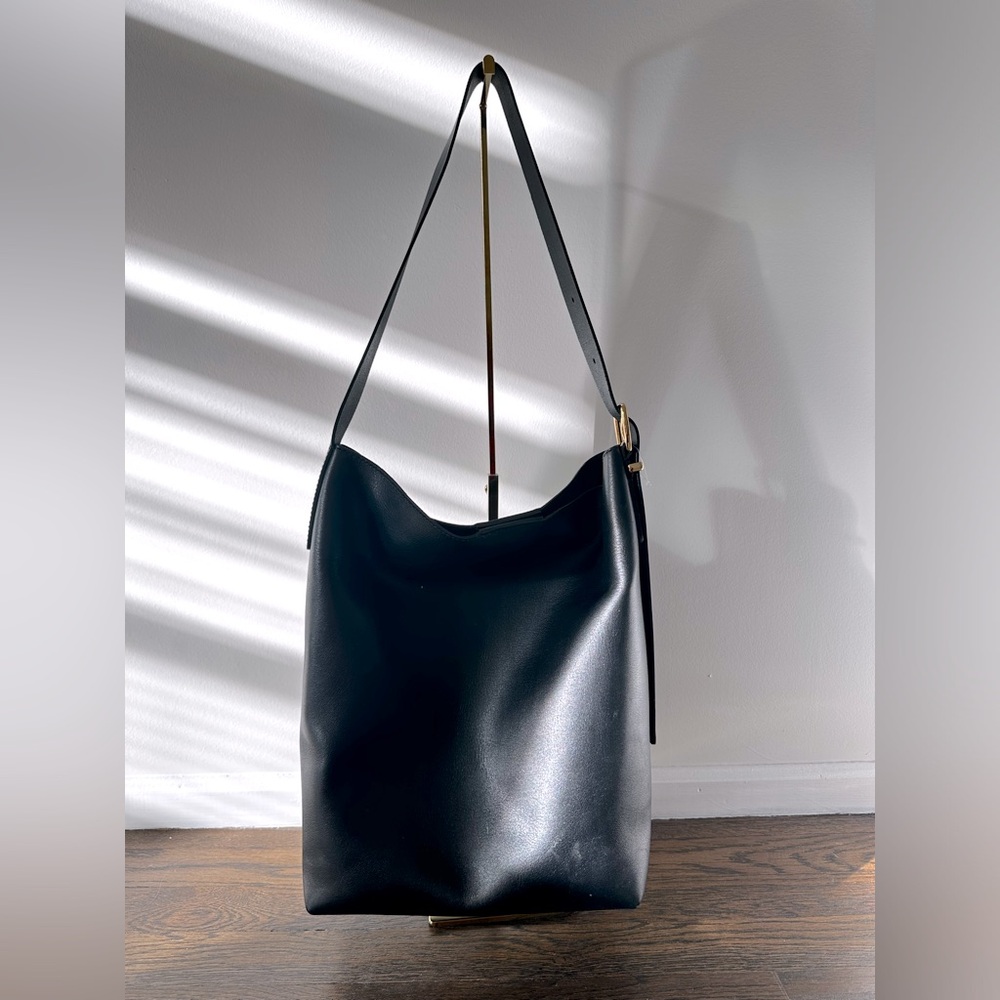 Madewell The Essential Large Bucket Bag - Black Leather